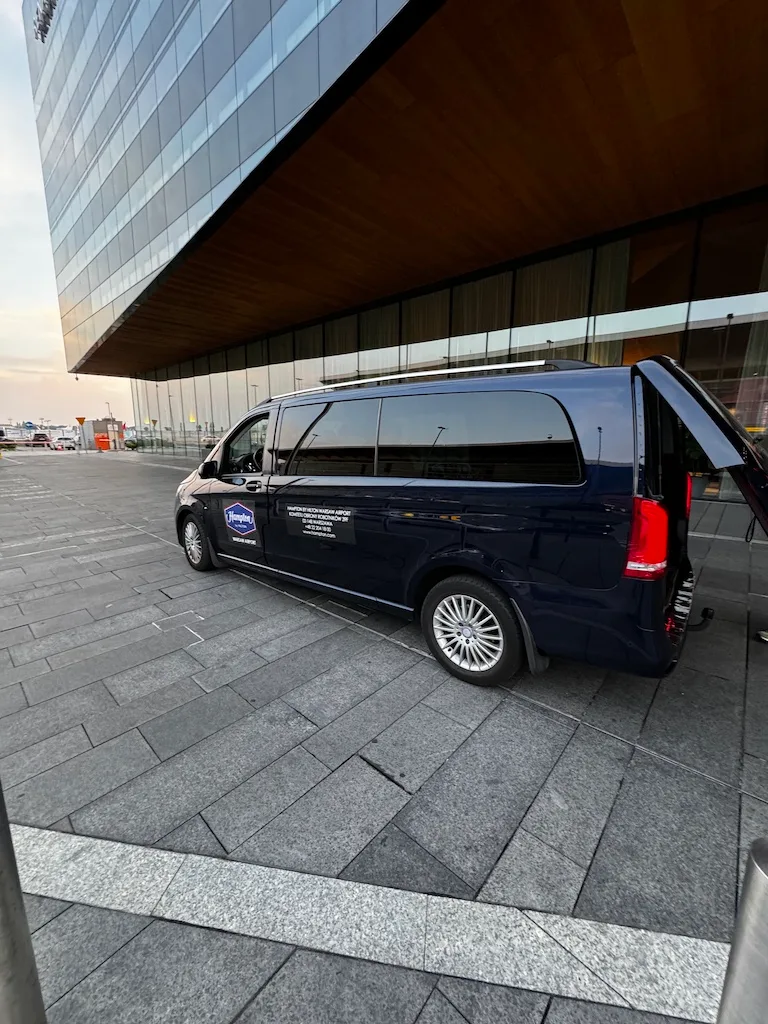 Limousine steht vor modernem Gebäude