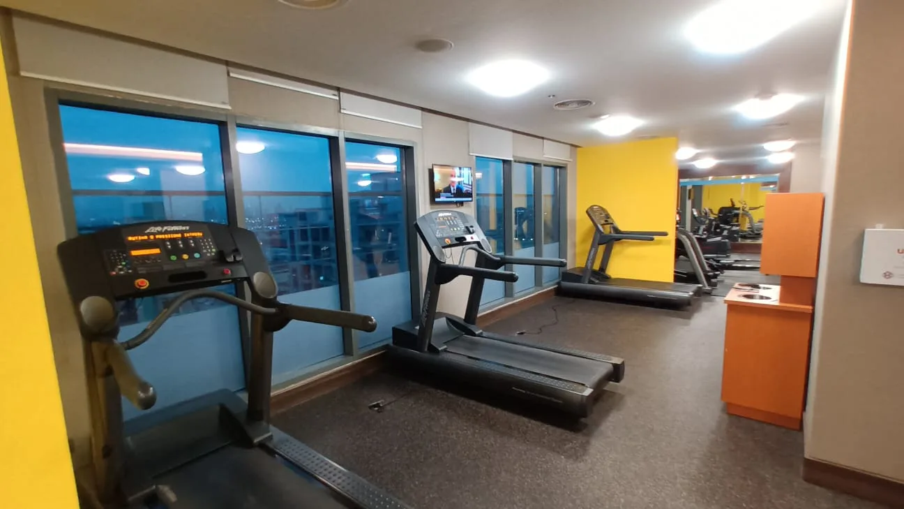 Fitnessraum mit Laufbändern und Fenstern