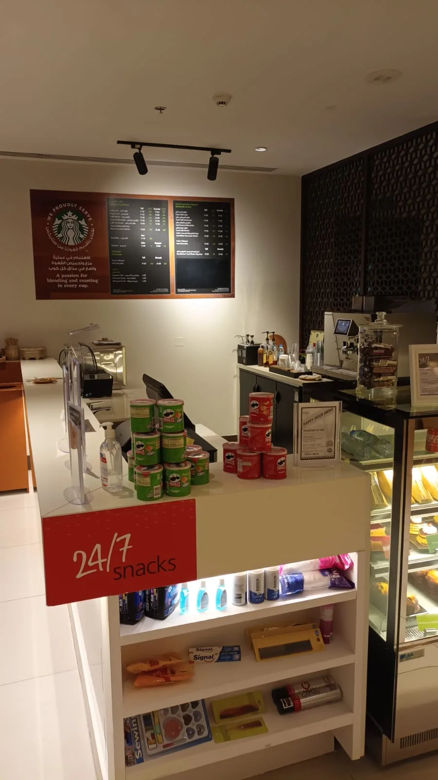Snacks und Getränke im 24/7 Snackbereich am Flughafen