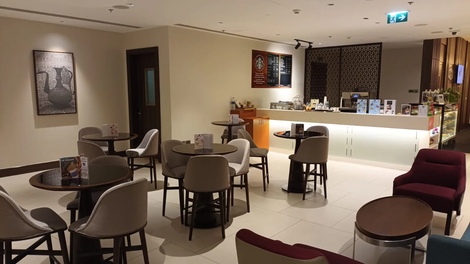 Lounge mit Tischen und Stühlen in neutralen Farben