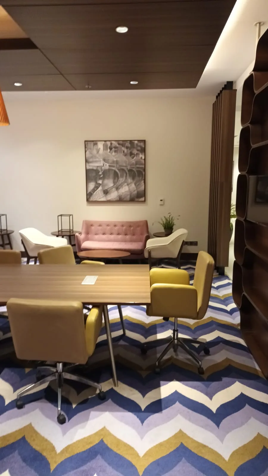 Lounge mit Sesseln und Couch im modernen Design
