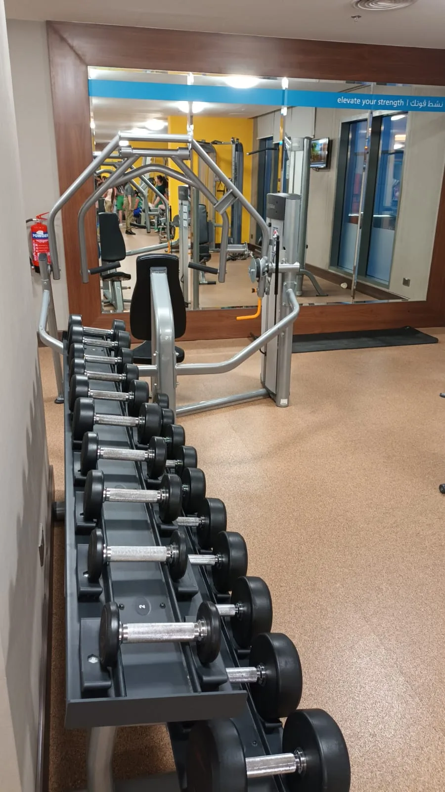 Gewichtsgeräte und Hanteln im Fitnessraum