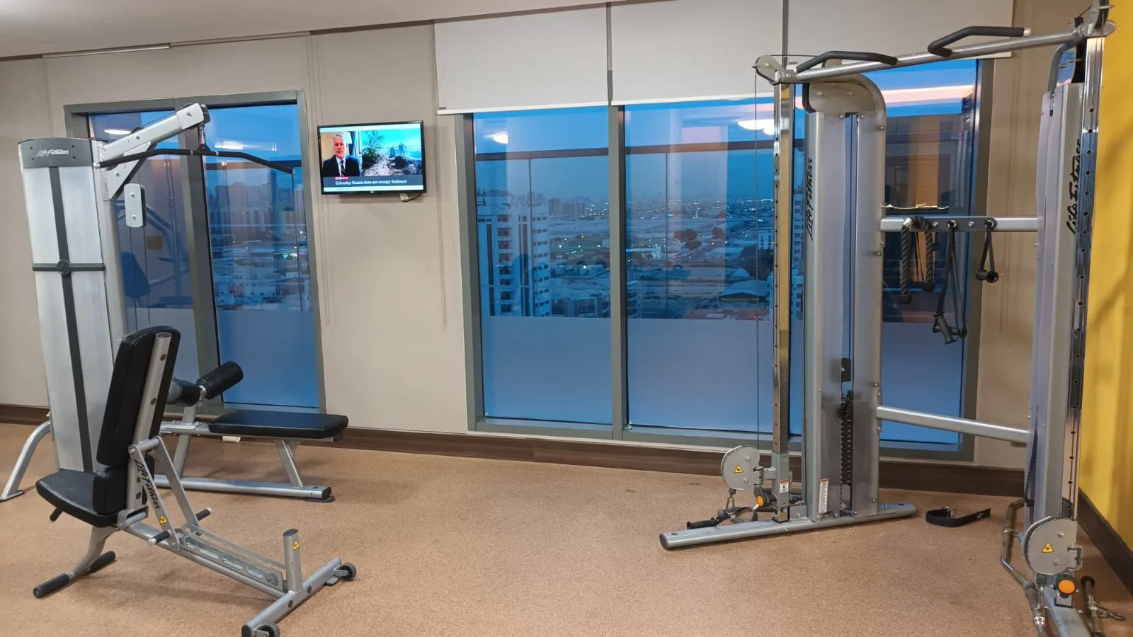 Fitnessraum mit Trainingsgeräten und Fernseher