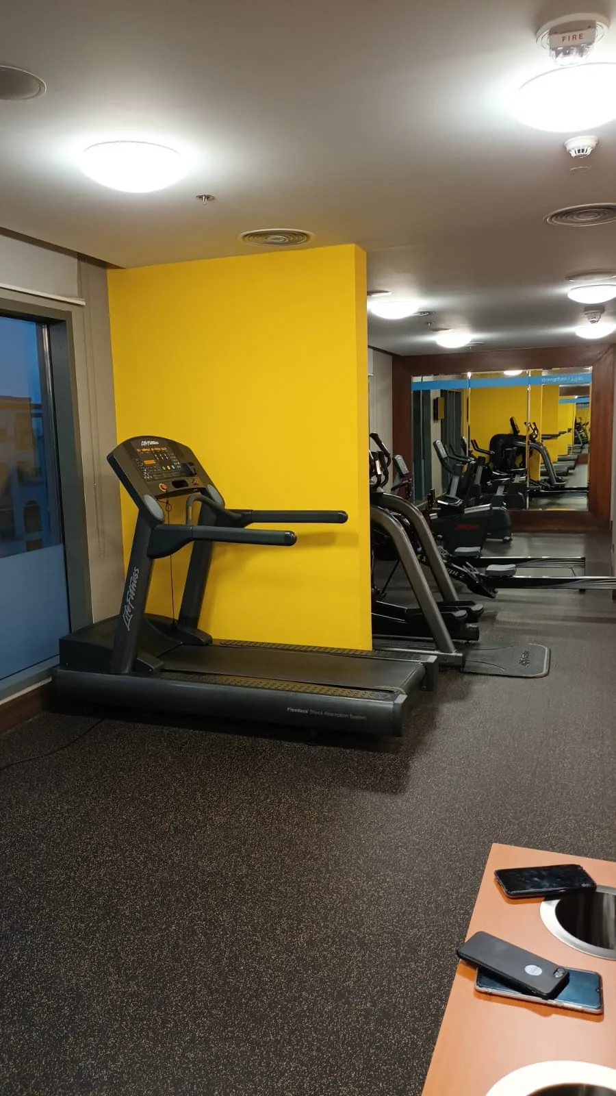 Gymnastikraum mit Laufband und Spiegeln