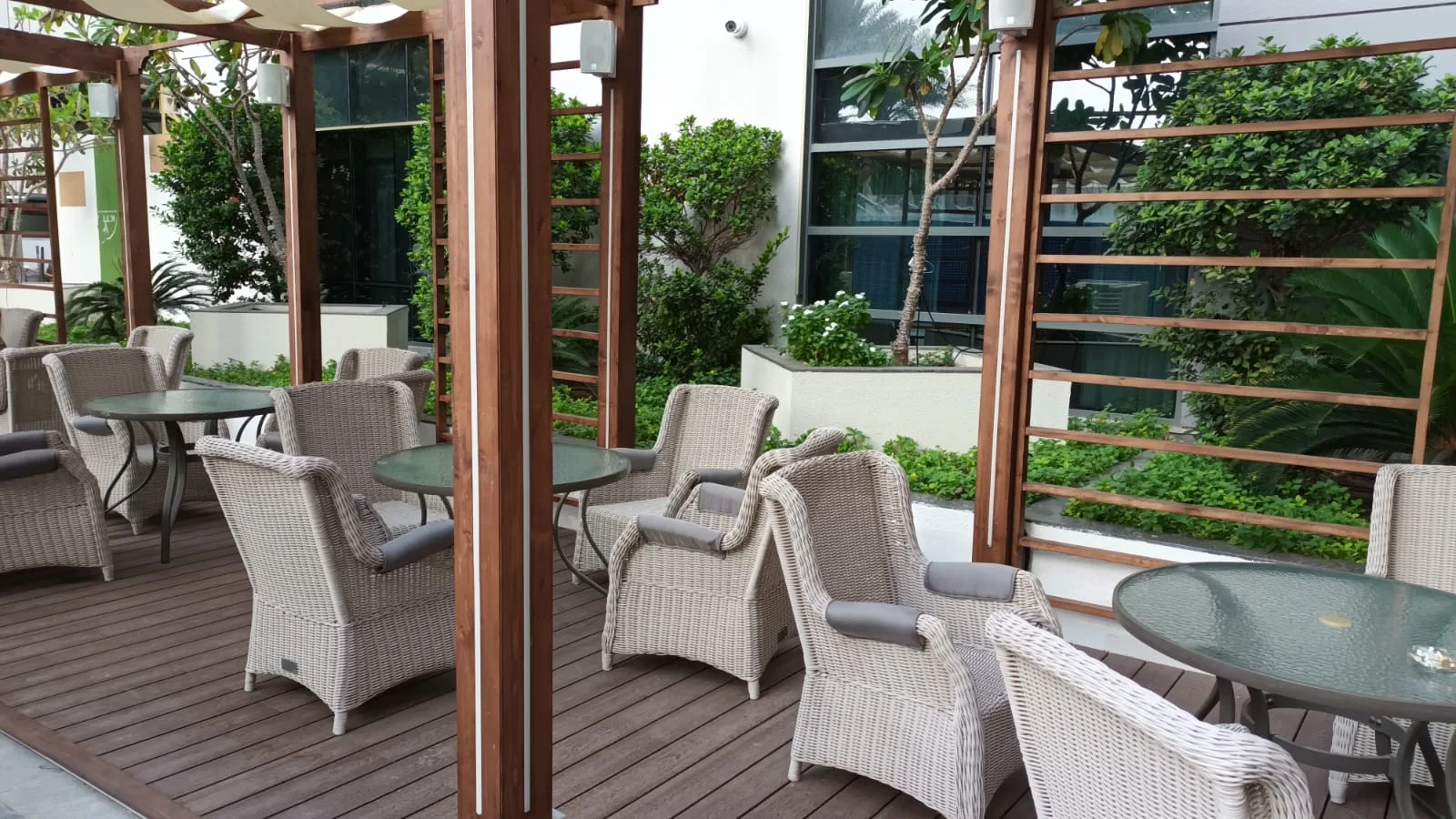 Terrasse mit Holzboden und Stühlen im Freien