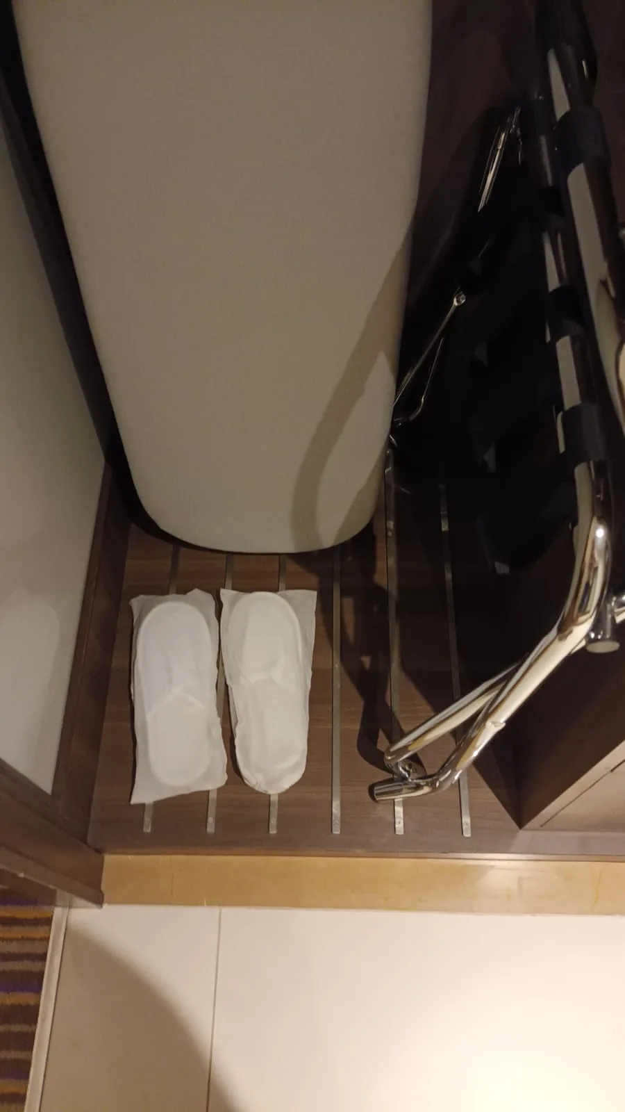 Hotelzimmer mit Schuhbox unter dem Bett