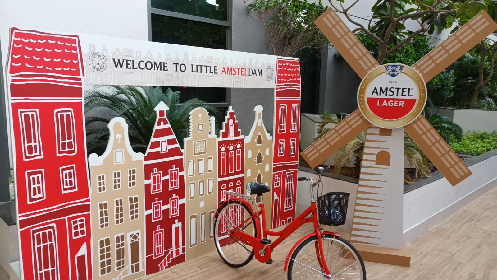 Willkommen in Little Amsterdam mit Windmühle und Fahrrad