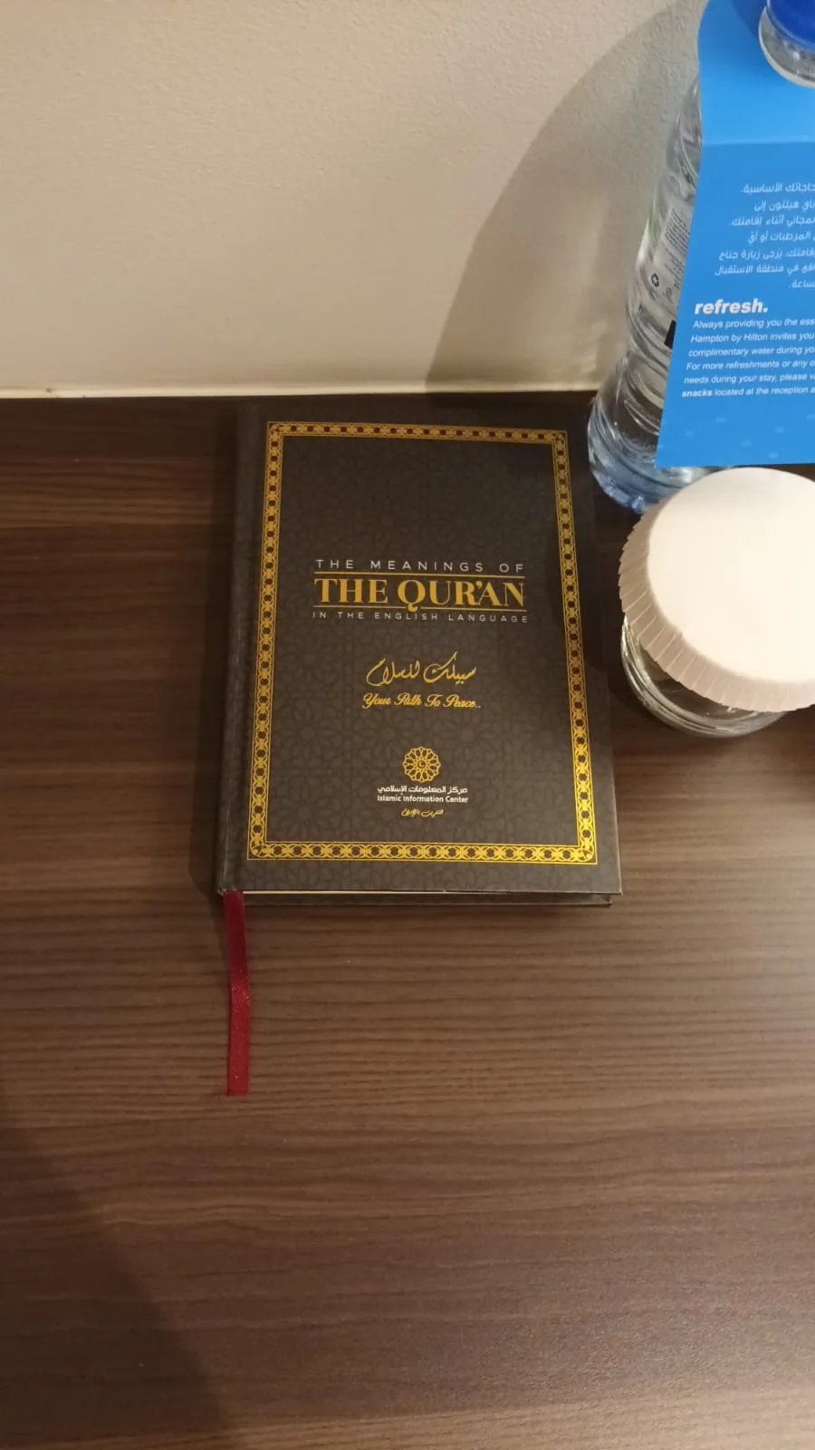 Quran-Buch mit englischer Übersetzung auf Holztisch