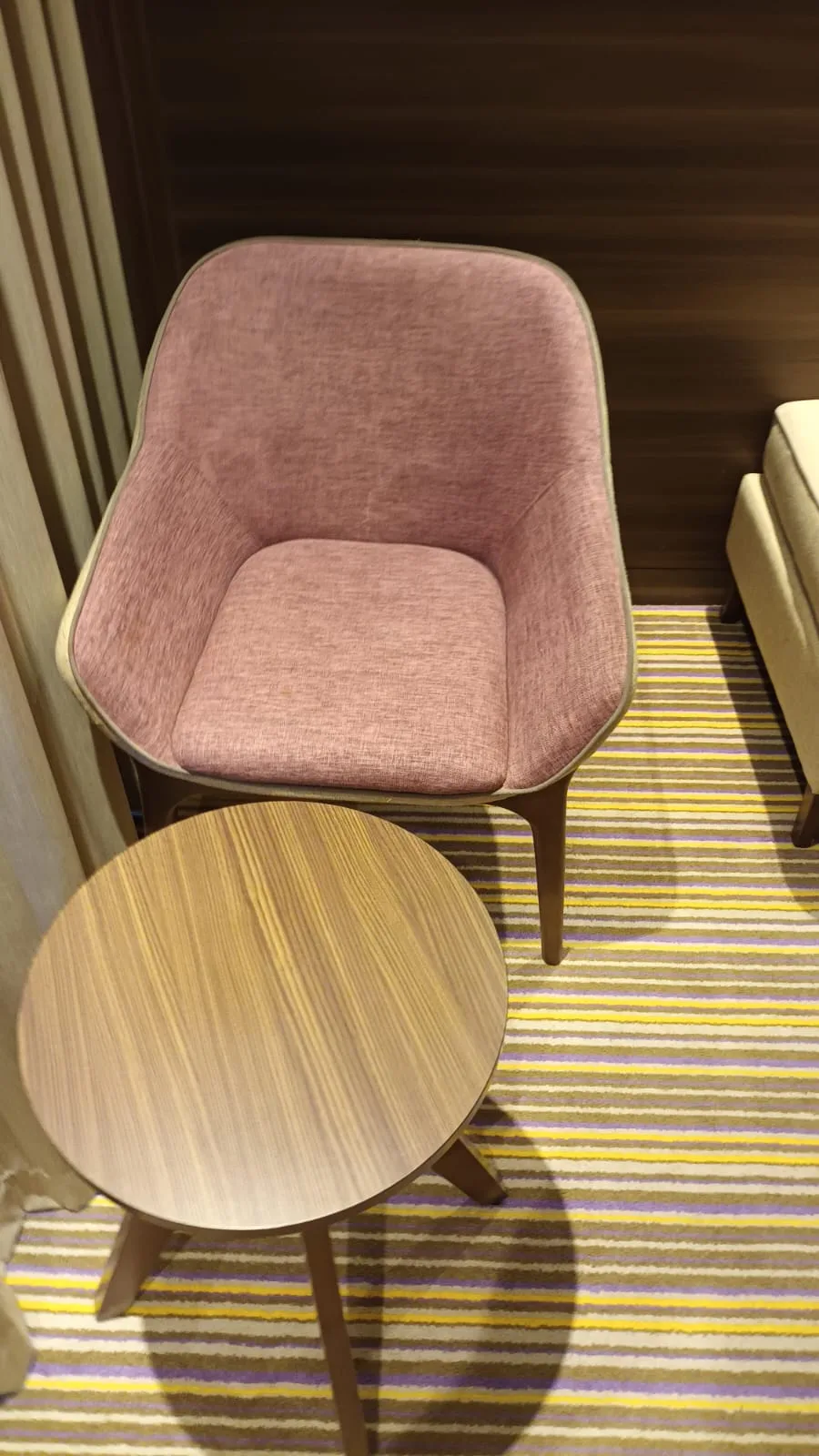Hotelstuhl mit rosa Polsterung und Holzgestell