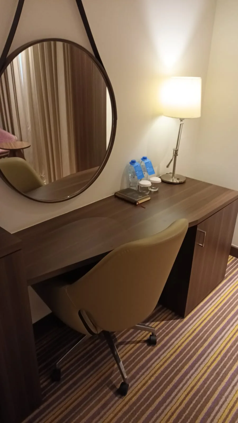 Hotelzimmer mit Schreibtisch, Stuhl und Spiegel