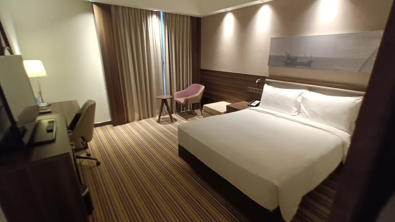 Hotelzimmer mit Doppelbett und Schreibtisch im modernen Design