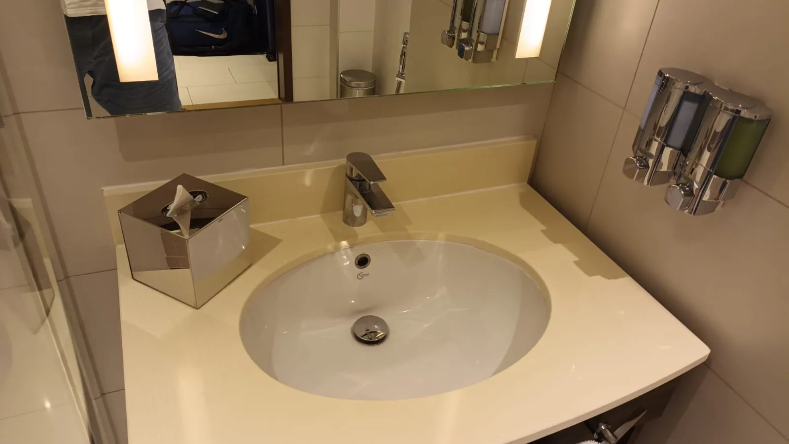 Moderne Waschtischplatte mit Waschbecken und Spiegel