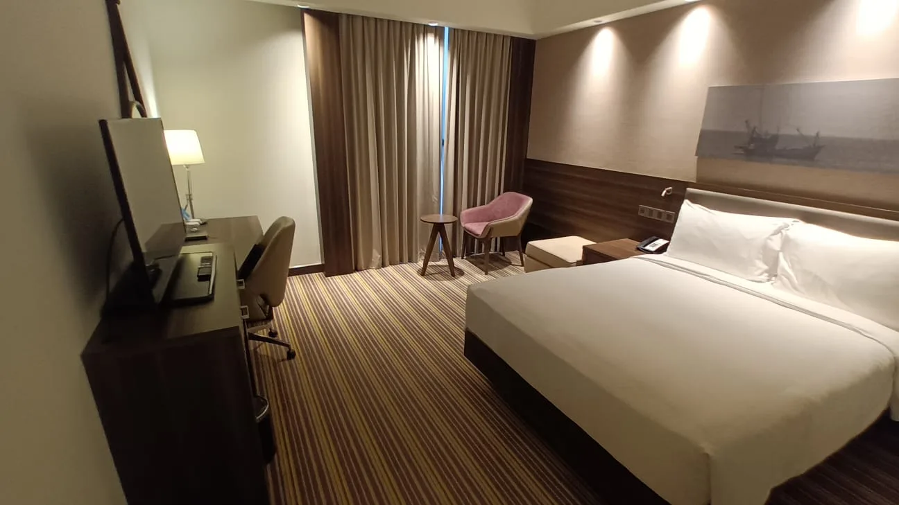 Hotelzimmer mit Doppelbett und Schreibtisch