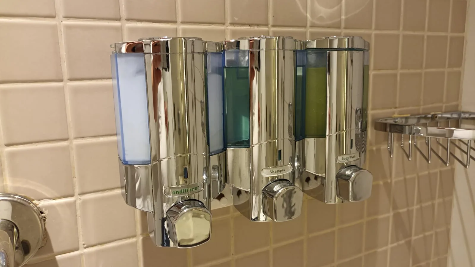 Duschgel- und Shampoo-Flaschenhalter an der Wand