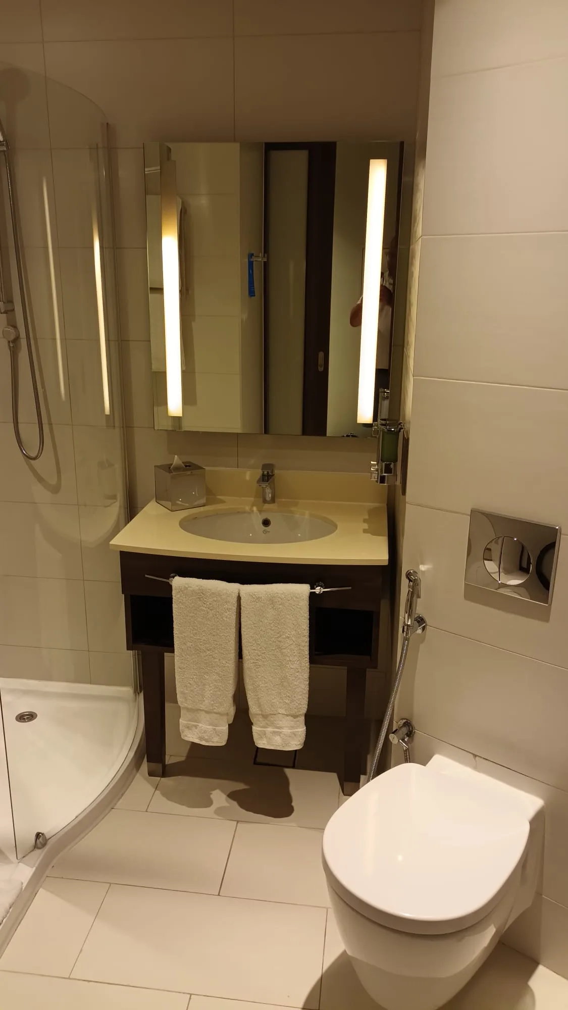 Moderatesize Hotelbad mit Waschbecken, Spiegel und Toilette