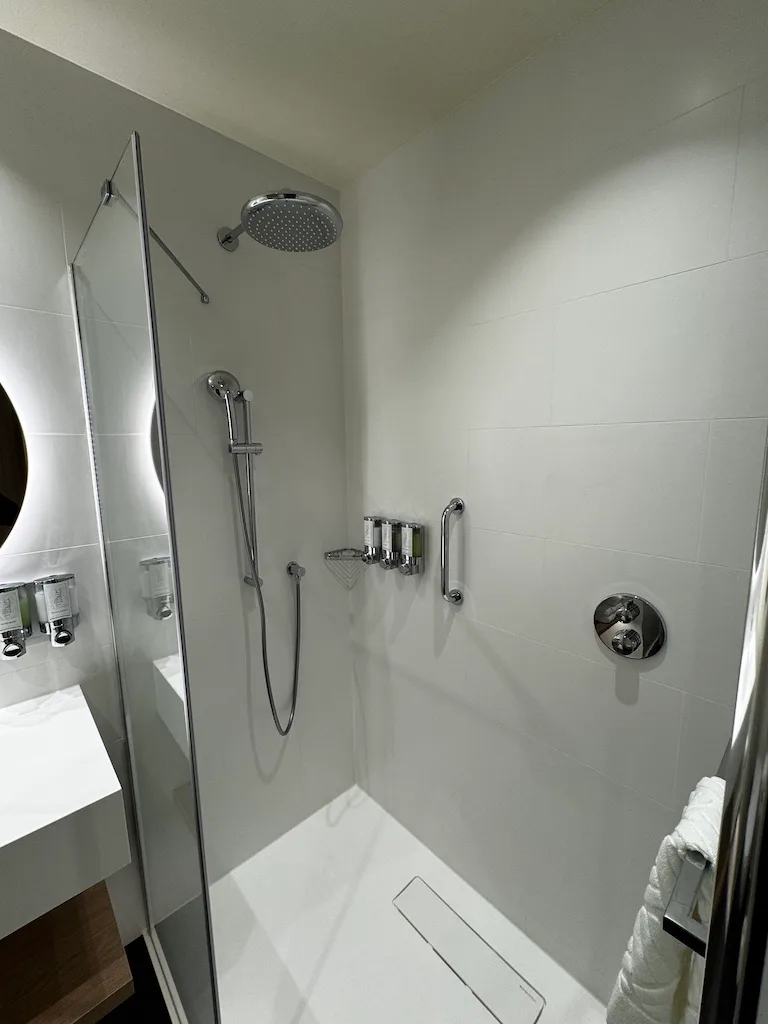 Moderne Dusche im Hotel mit Regendusche und Handbrause