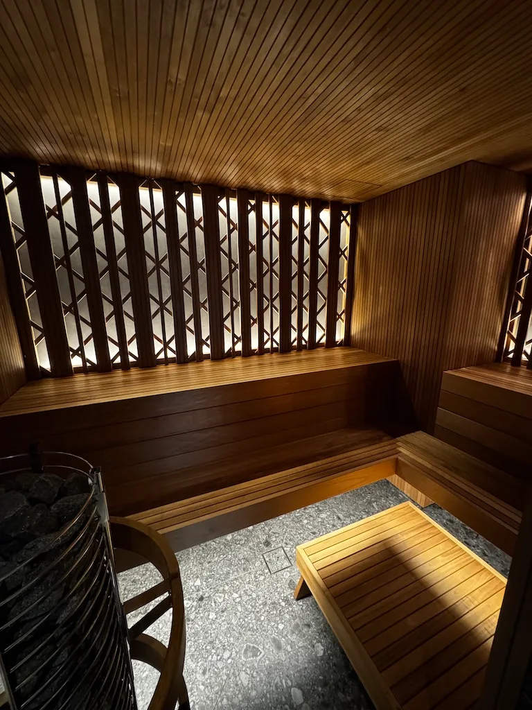 Sauna mit Holzverkleidung und Gitterfenster