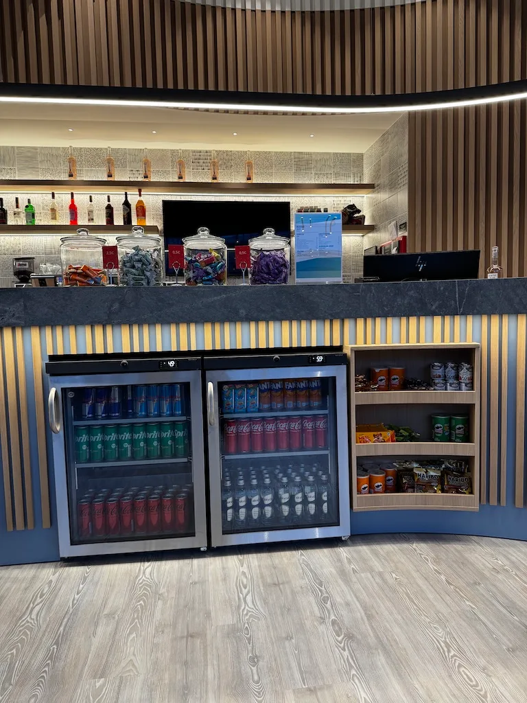 Hotelbar mit Getränkekühlschränken und Süßigkeitenbehältern