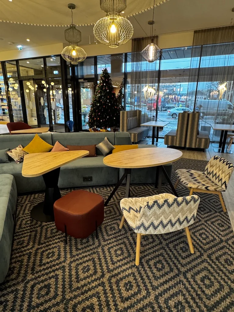 Hotellobby mit Sitzmöbeln und Weihnachtsbaum