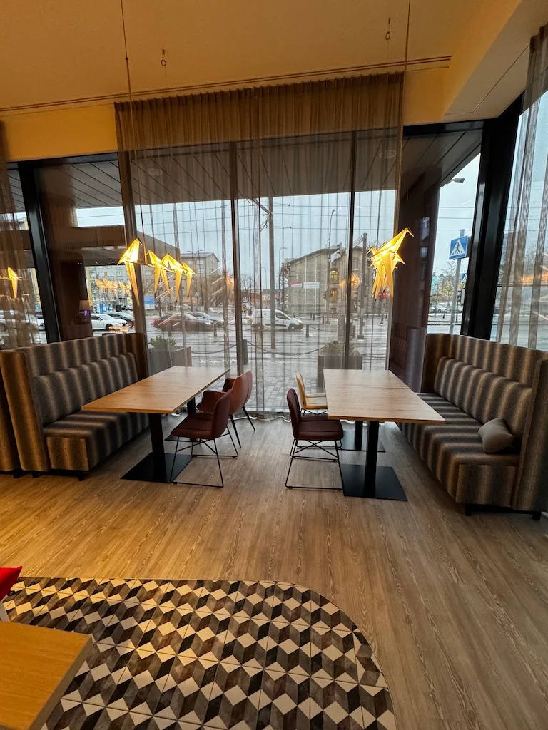 Hotellobby mit Sitzbanken und Tischen