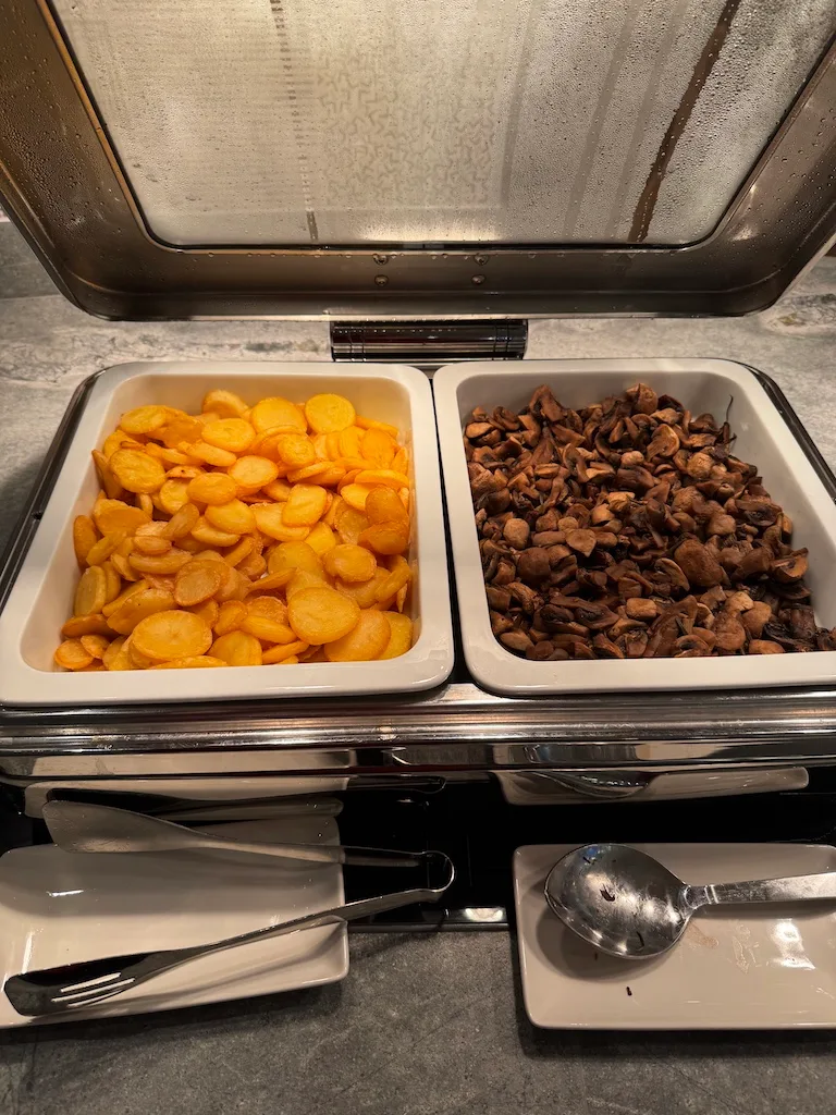 Frühstücksspeisen in Schalen mit Löffeln und Essstäbchen
