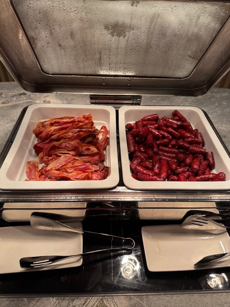 Frühstückstablett mit Speck und Würstchen