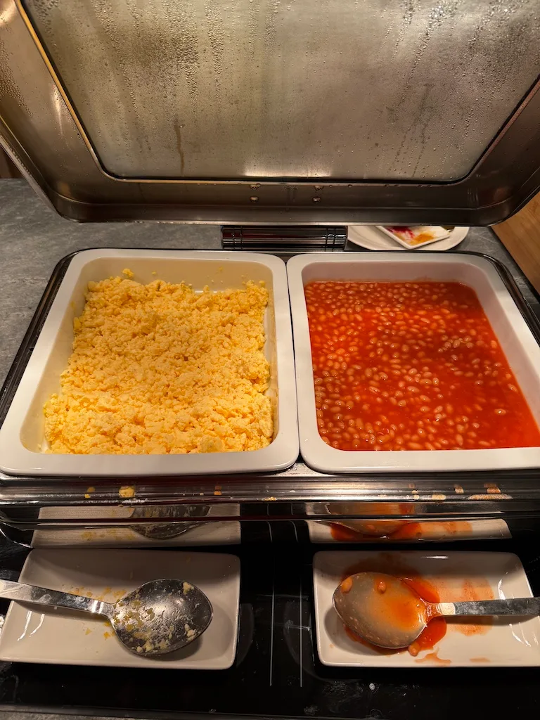 Buffet mit Eiern und Bohnensauce