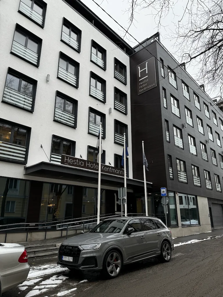 Fassade des Hestia Hotel Kentmanni mit Säulen und Flaggenmasten