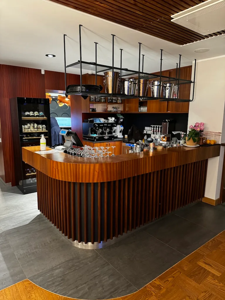 Hotelbar mit Holzregalen und Kaffeemaschine