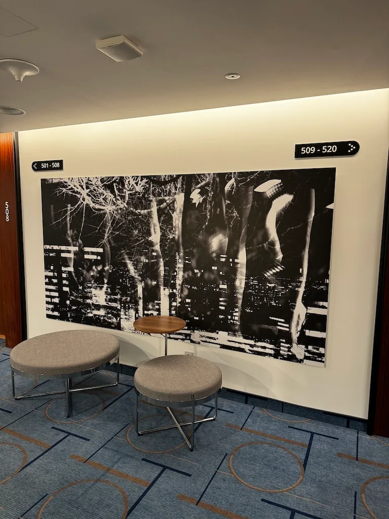 Hotellobby mit schwarz-weißem Kunstwerk an der Wand