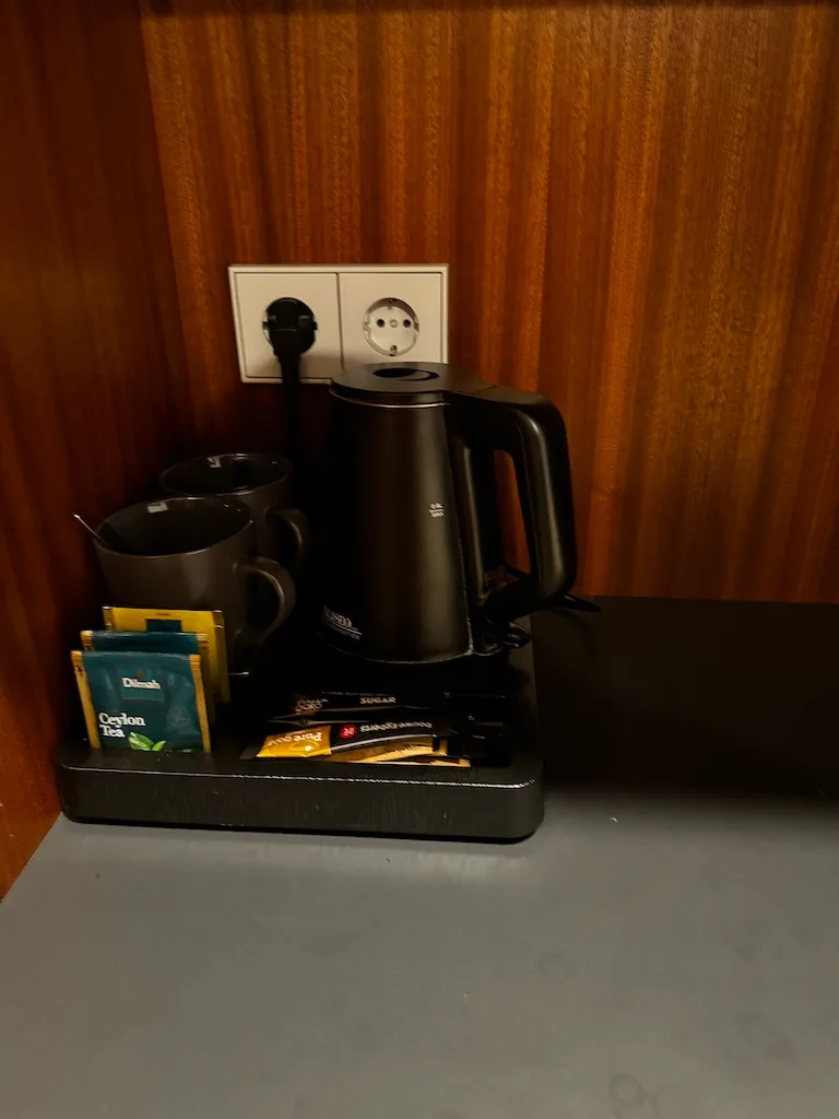 Hotelzimmerecke mit Kaffeemaschine und Tassen