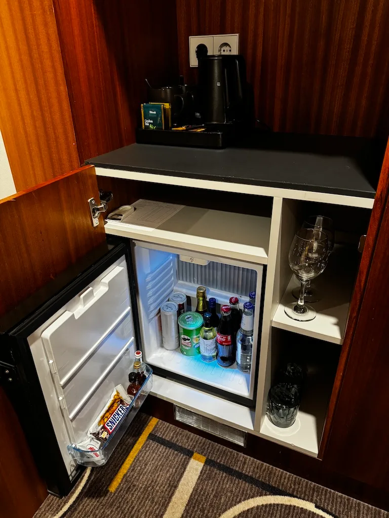 Hotelkühlschrank mit Getränken und Snacks