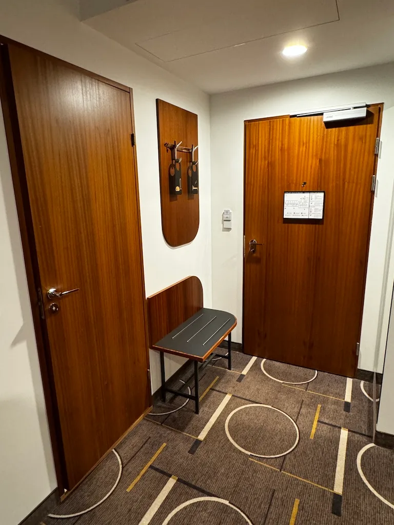 Hotelkorridor mit Holztüren und Spiegel