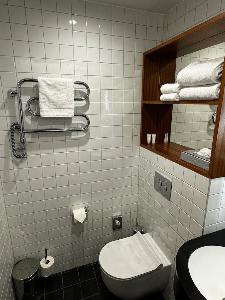 Hotelbad mit Handtuchhalter und Regal für Handtücher