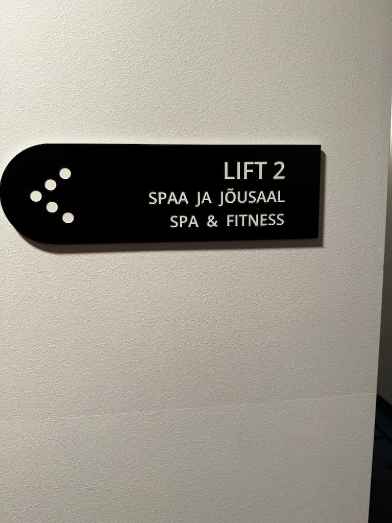 Aufzug 2 mit Hinweis auf Spa und Fitness