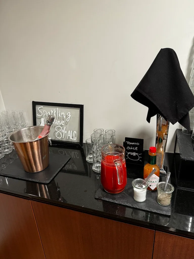 Bar mit Tomatenbrühe und Tabasco-Sauce