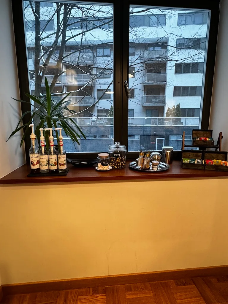 Hotelzimmerecke mit Fensterblick auf Wohngebäude