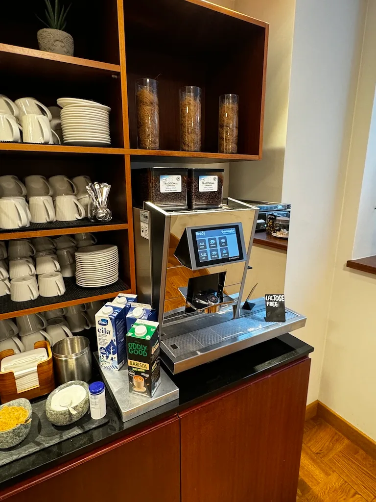 Kaffeeautomat mit Kaffeesäcken und Milchprodukten im Hotelbuffet