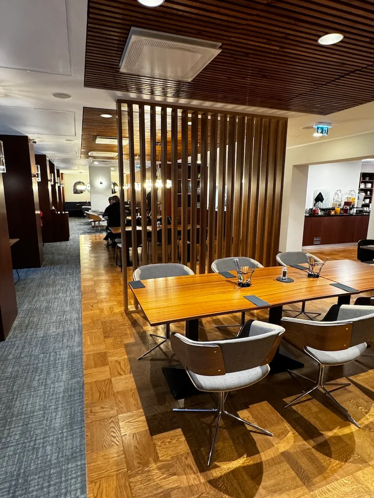 Hotellobby mit Holztisch und Stühlen