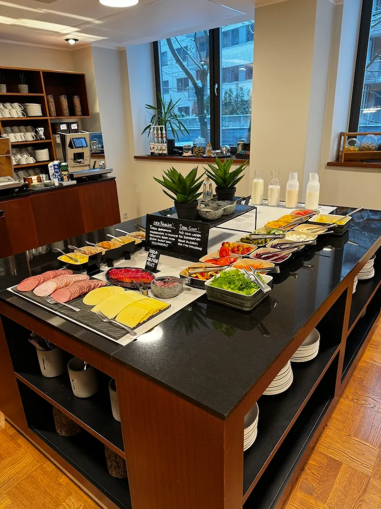Frühstücksbuffet mit verschiedenen Speisen und Milchflaschen