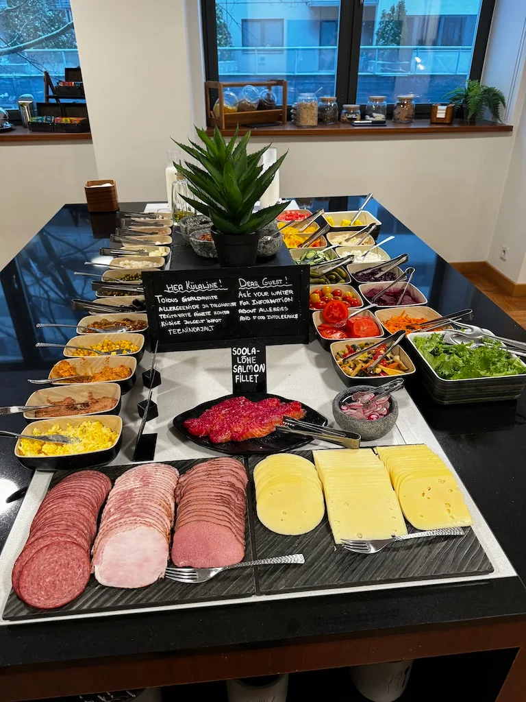 Frühstücksbuffet mit verschiedenen Speisen und Käse