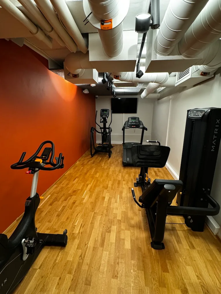 Fitnessraum mit Laufband, Fahrrad und Elliptical Trainer