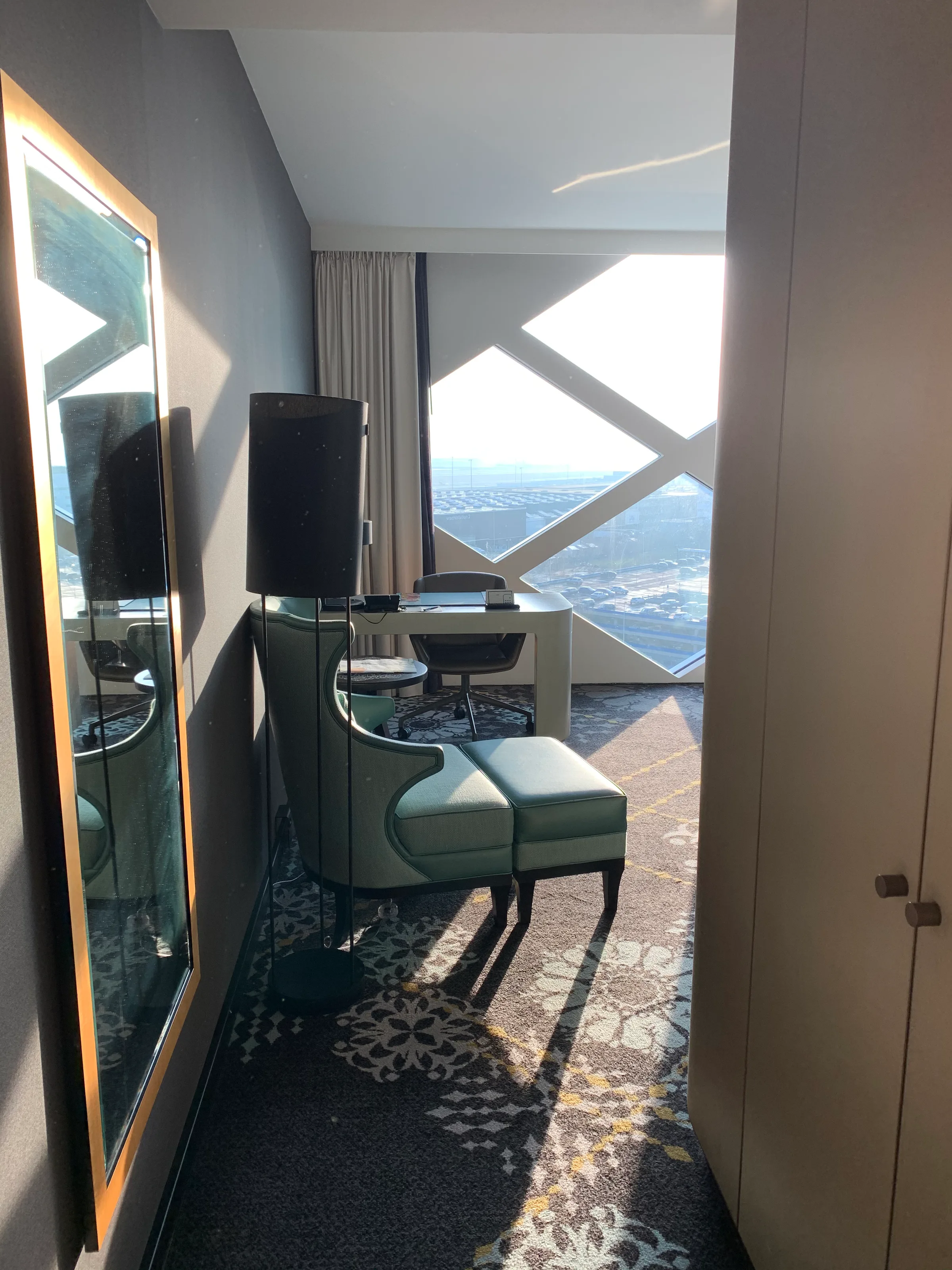 Hotelzimmer mit Sessel und Schreibtisch am Fenster
