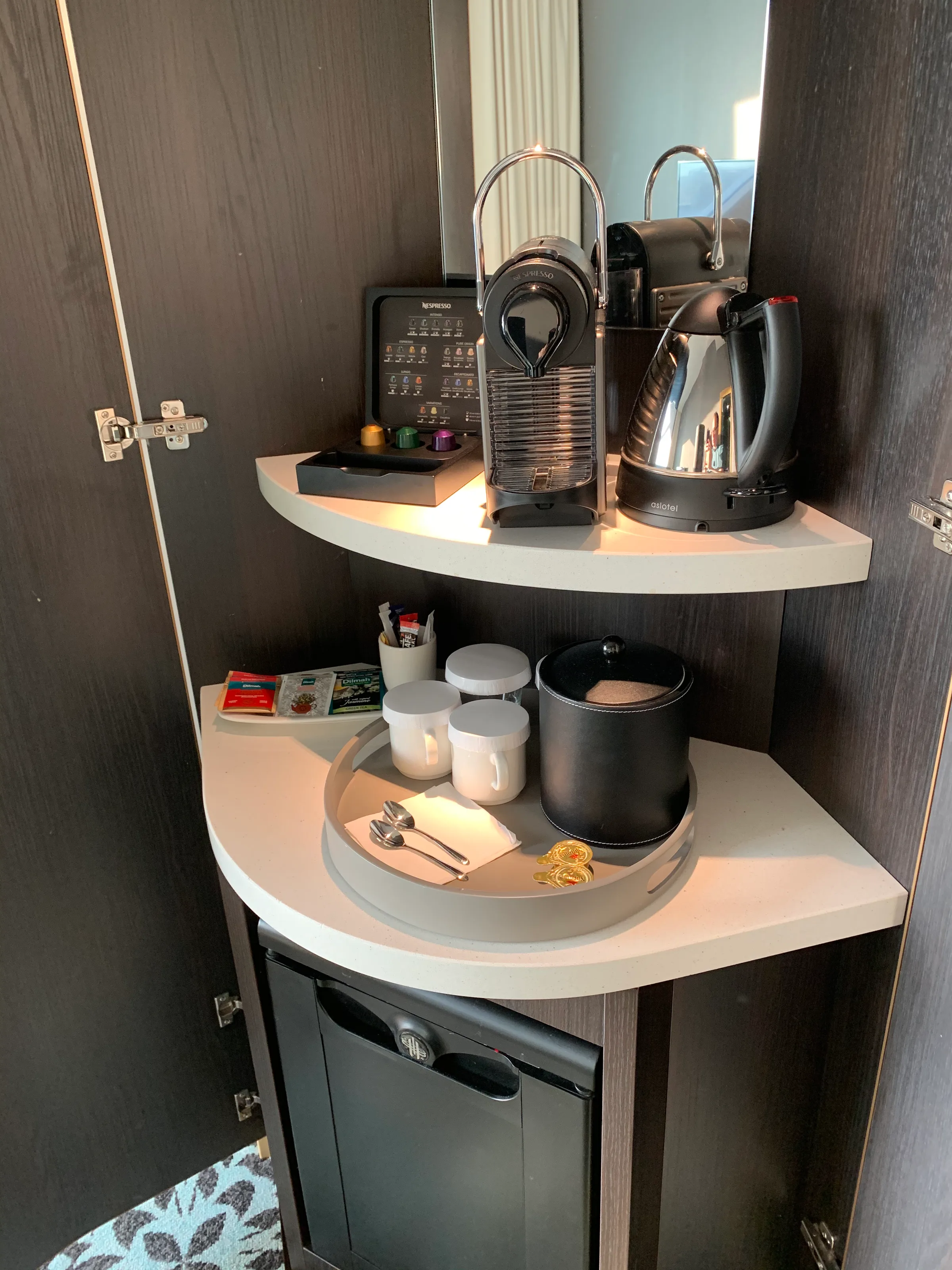 Kaffeebereich mit Kapselmaschine und Wasserkocher im Hotelzimmer
