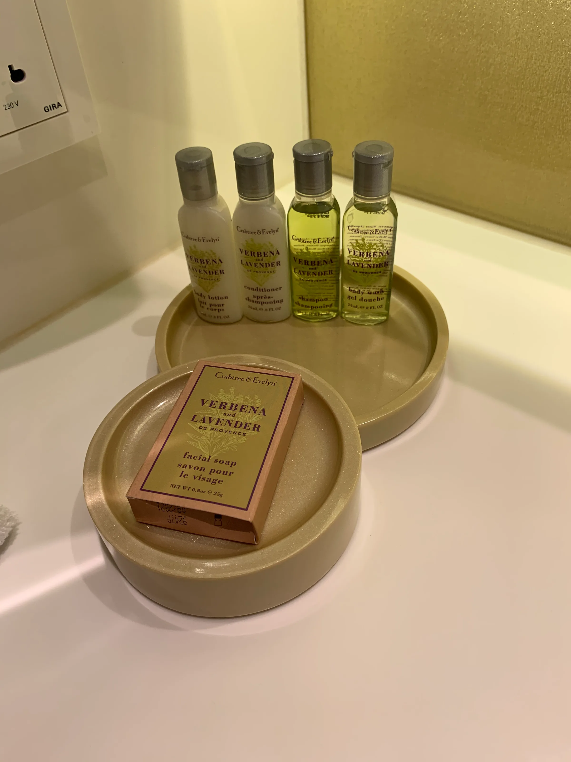 Hotelzimmereinrichtung mit Seife und Flüssigkeiten