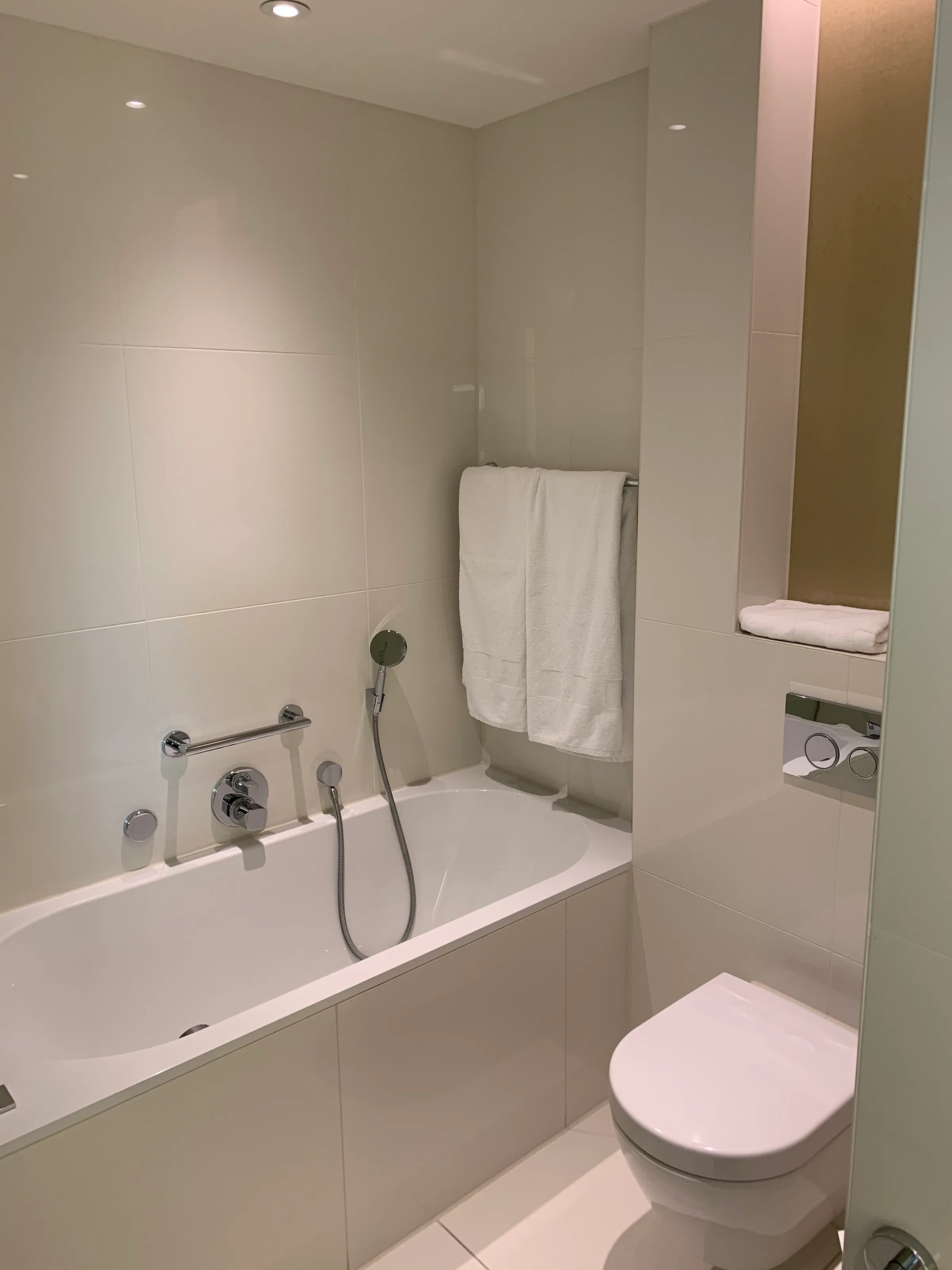 Moderne Badezimmeranlage mit Badewanne und Handtuchhalter