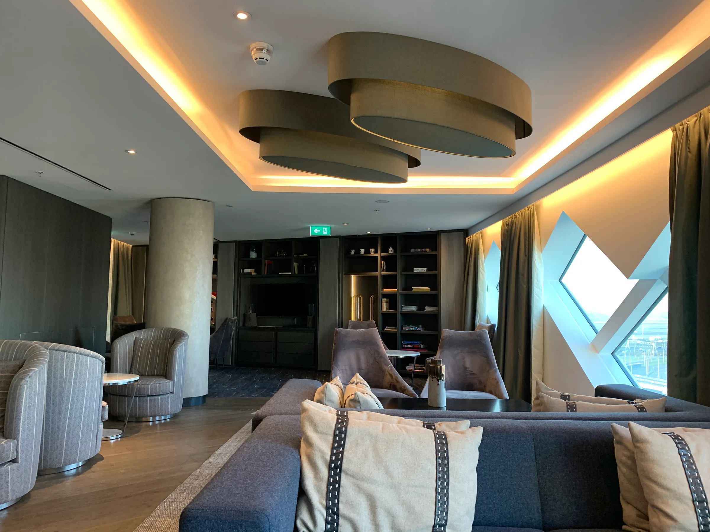 Loungebereich im Hilton Amsterdam mit Sesseln und Couchen