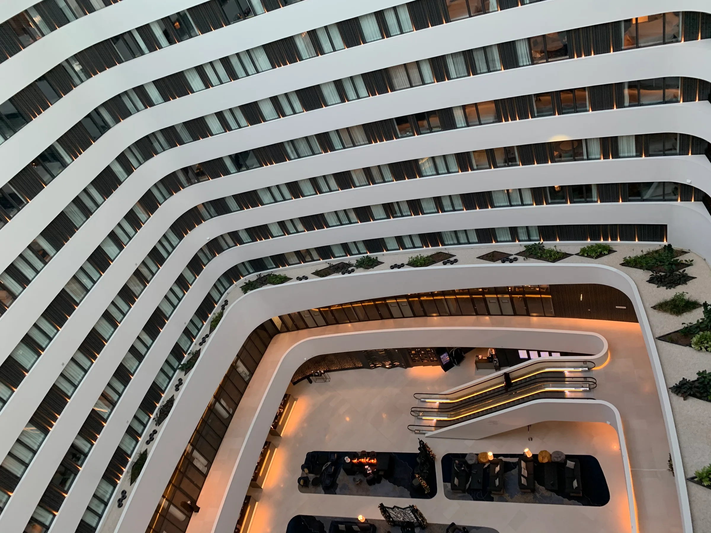 Innenhof eines modernen Hotels mit Treppen und Pflanzen