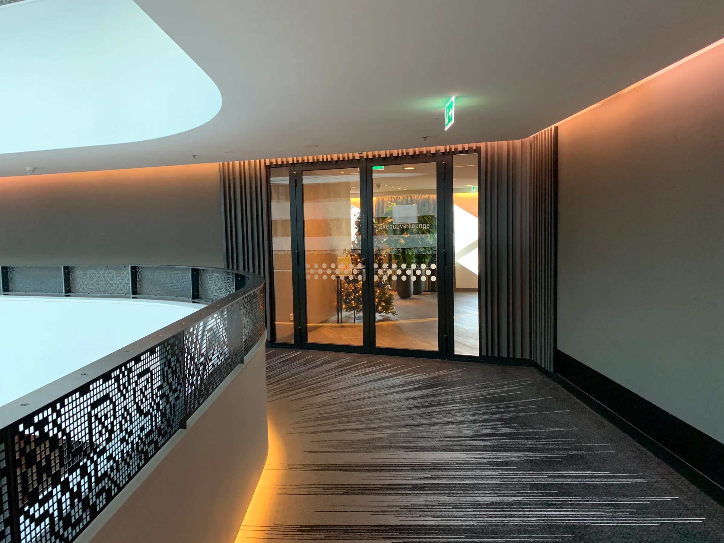 Eingangsbereich eines Hotels mit moderner Inneneinrichtung und Beleuchtung