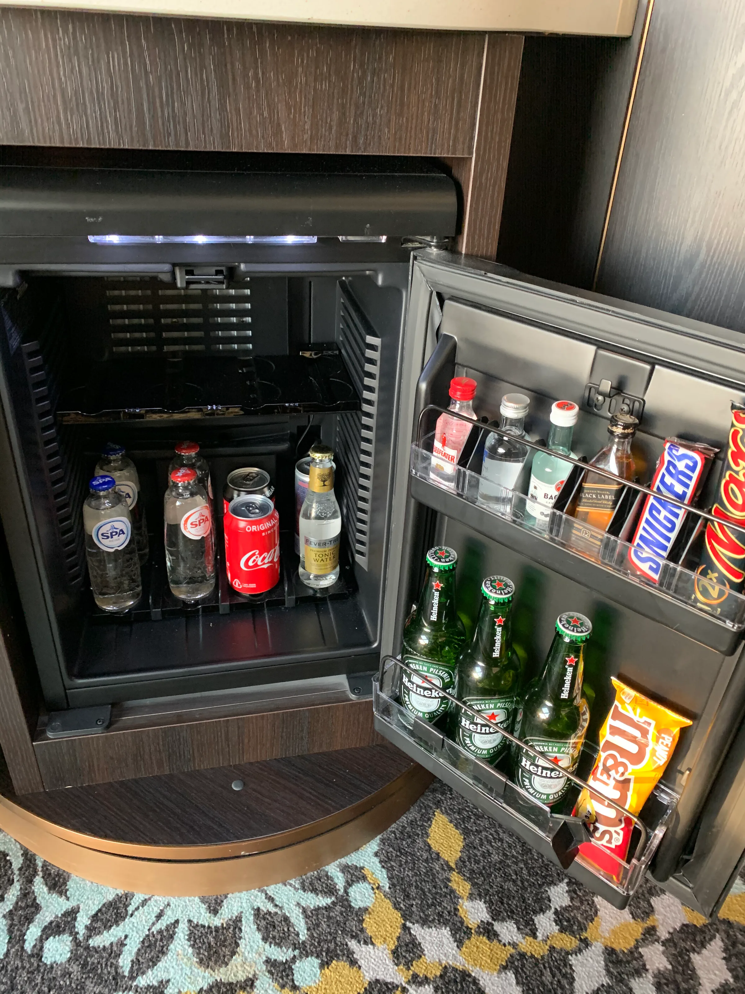Mini-Kühlschrank mit Getränken und Snacks im Hotelzimmer